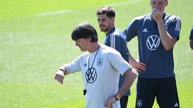 Bundestrainer Joachim Löw (l) hat nicht viel Zeit, um die richtigen Weichen für das zweite Gruppenspiel gegen Portugal zu stellen.