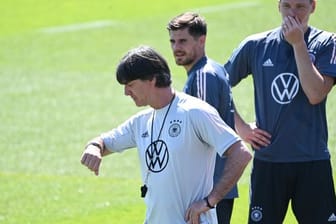 Bundestrainer Joachim Löw (l) hat nicht viel Zeit, um die richtigen Weichen für das zweite Gruppenspiel gegen Portugal zu stellen.