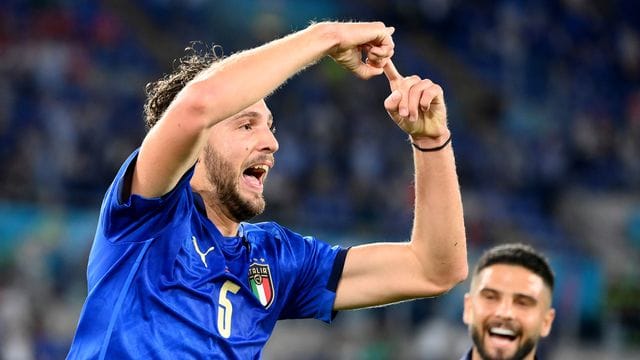 Italiens Manuel Locatelli (l) freut sich über seinen Treffer.