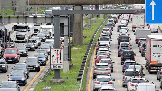 Fahrzeuge stehen auf einer Autobahn im Stau