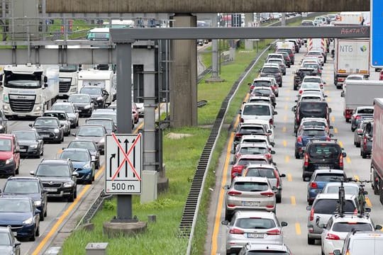 Fahrzeuge stehen auf einer Autobahn im Stau