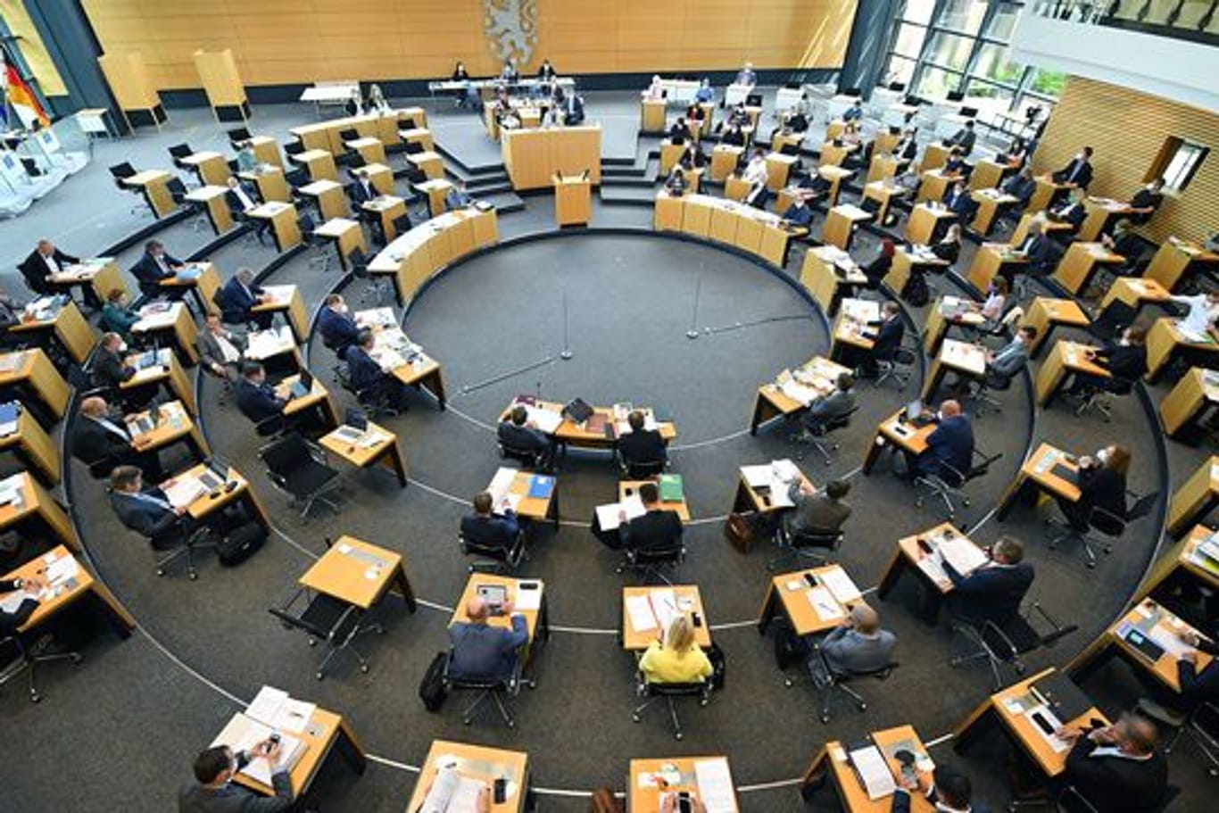 Thüringens Abgeordnete nehmen an einer Landtagssitzung teil