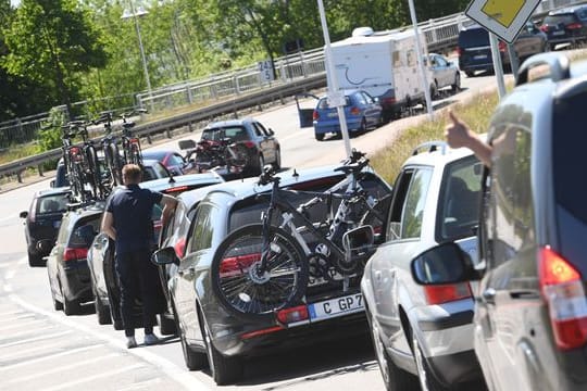 Autos stehen auf Usedom im Stau