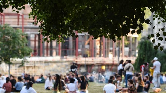 Menschen sitzen abends bei schönem Wetter im James-Simon-Park