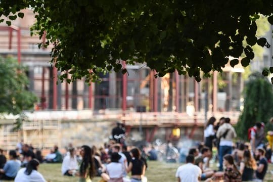 Menschen sitzen abends bei schönem Wetter im James-Simon-Park