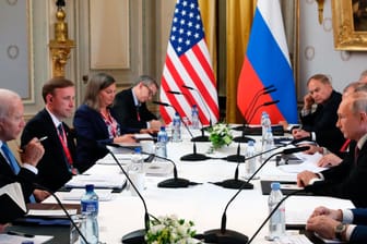 US-Präsident Joe Biden (l) und Russlands Präsident Wladimir Putin: Beide hatten die Erwartungen an das Treffen zuvor gedämpft.