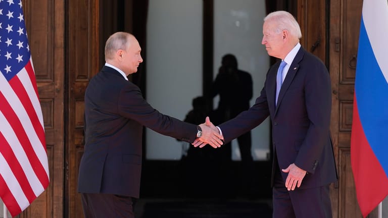 Russlands Präsident Wladimir Putin (l) und US-Präsident Joe Biden: Die beiden Länder vereint eine 3.600 Kilometer lange grenze zu China.