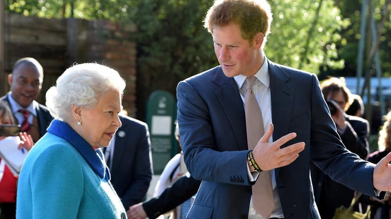 Queen Elizabeth II. und Prinz Harry 2015: Den beiden wird eigentlich ein gutes Verhältnis zueinander nachgesagt.