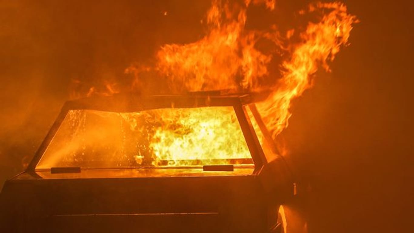 Ein Auto steht in Flammen (Symbolbild): In Leipzig gehen immer wieder Fahrzeuge in Flammen auf.
