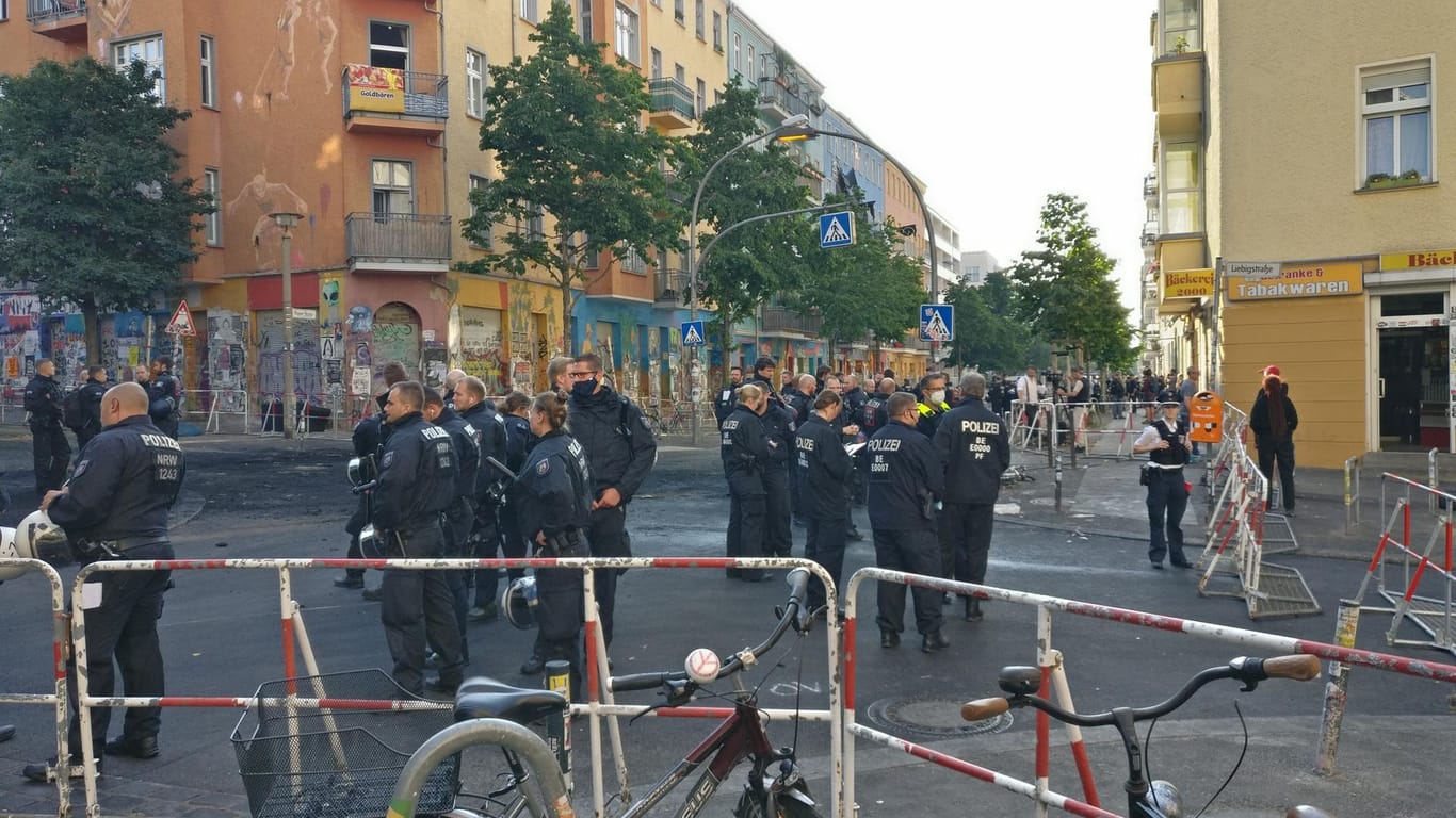 Der sogenannte "Dorfplatz" an der Kreuzung Rigaer/Liebigstraße: Mittwoch brannten hier Barrikaden, am Donnerstag steht Polizei bereit.