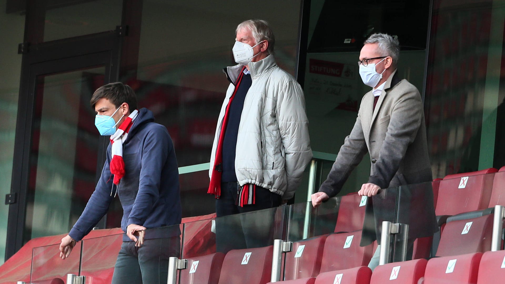 Gespannte Blicke aufs Spielfeld beim ersten Relegationsspiel gegen Holstein Kiel: Carsten Wettich, Erich Rutemöller und Alexander Wehrle (v.l.n.r.).