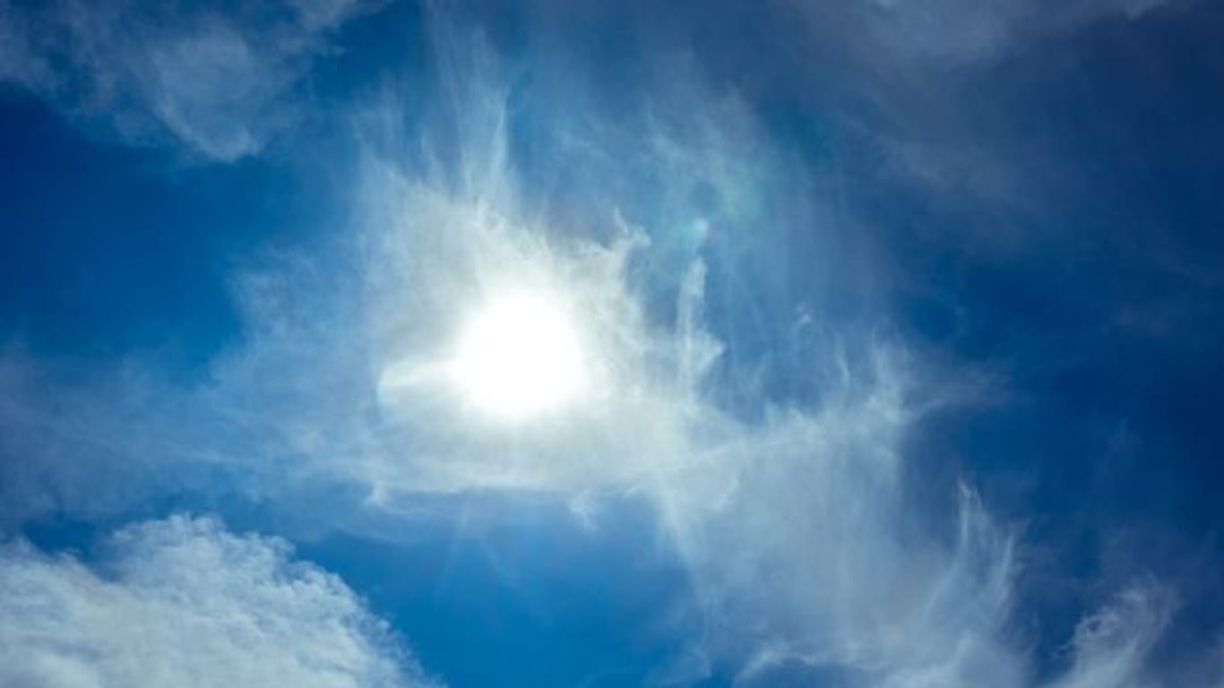 Die Sonne scheint durch leichte Zirrus-Wolken hindurch