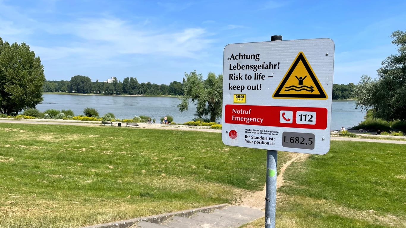 Verbotsschilder warnen in Rodenkirchen vor Lebensgefahr: Viele Kölner lieben die Sandstrände hier, vor allem Eltern mit kleinen Kindern. Doch Schwimmen sollte man definitiv nicht im Rhein.