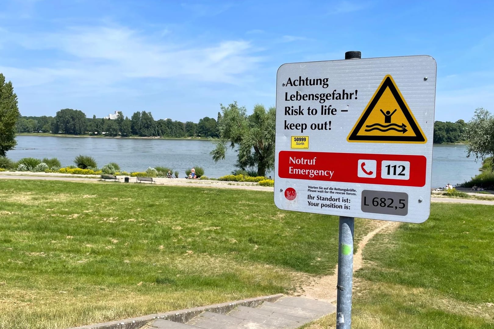 Verbotsschilder warnen in Rodenkirchen vor Lebensgefahr: Viele Kölner lieben die Sandstrände hier, vor allem Eltern mit kleinen Kindern. Doch Schwimmen sollte man definitiv nicht im Rhein.