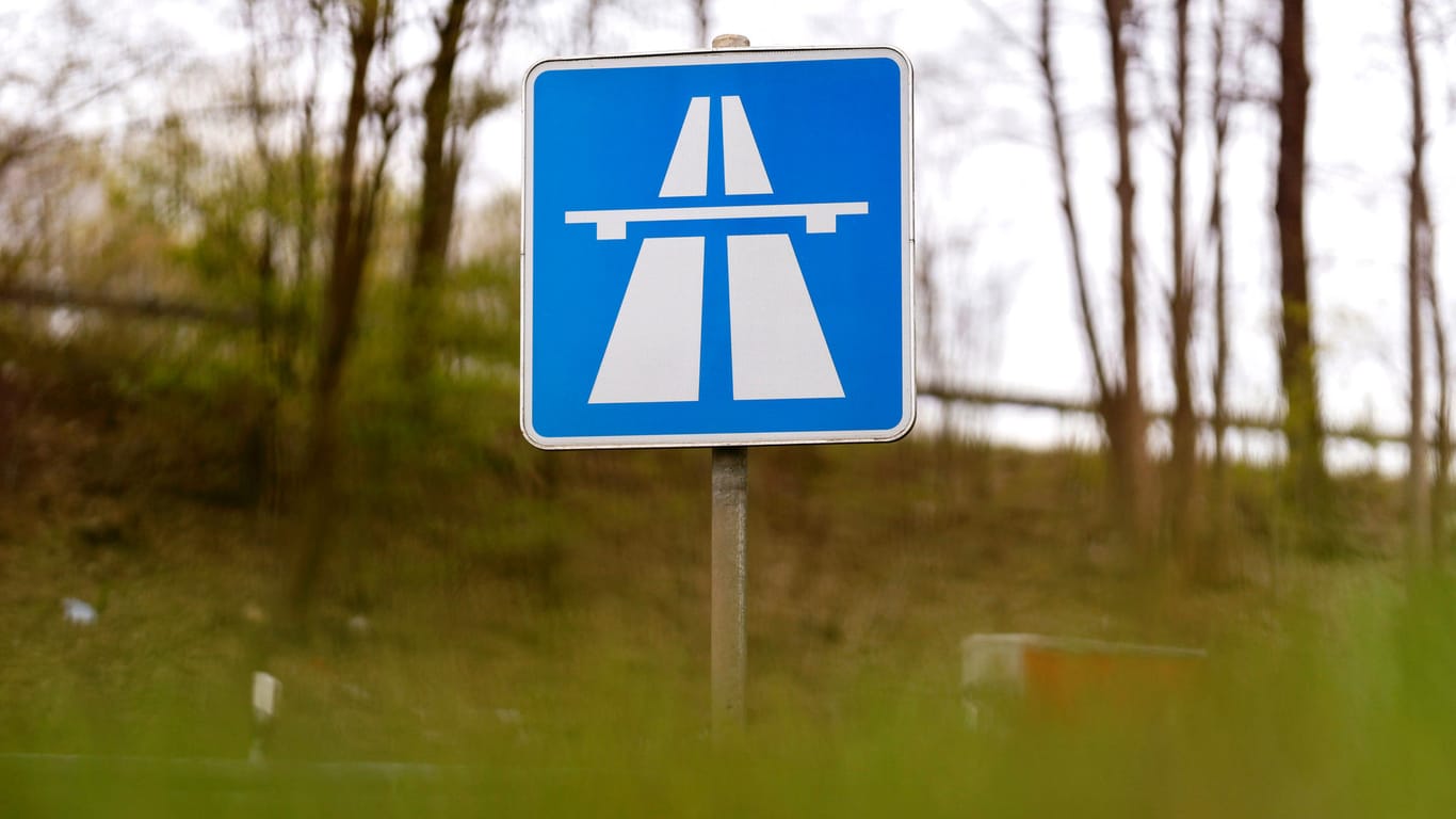 Das Straßenschild Autobahn zeigt an, dass man sich auf einer Autobahn befindet (Symbolbild): Bei der Kollision entstand ein leichter Sachschaden.