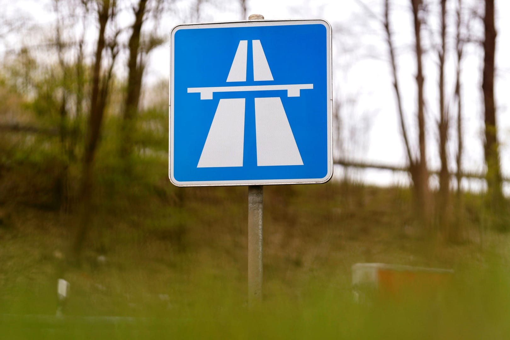 Das Straßenschild Autobahn zeigt an, dass man sich auf einer Autobahn befindet (Symbolbild): Bei der Kollision entstand ein leichter Sachschaden.