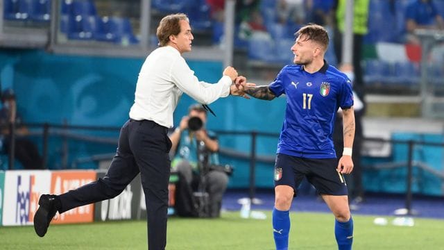 Italiens Ciro Immobile (r) feiert mit dem Trainer Roberto Mancini das 3:0 gegen die Schweiz.