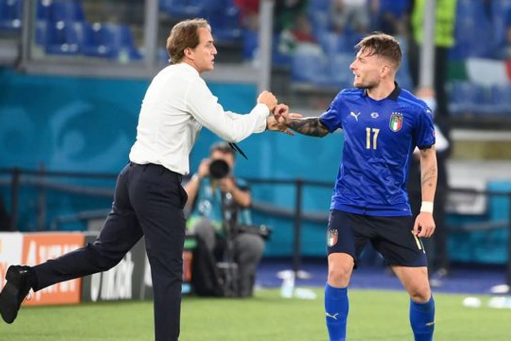 Italiens Ciro Immobile (r) feiert mit dem Trainer Roberto Mancini das 3:0 gegen die Schweiz.