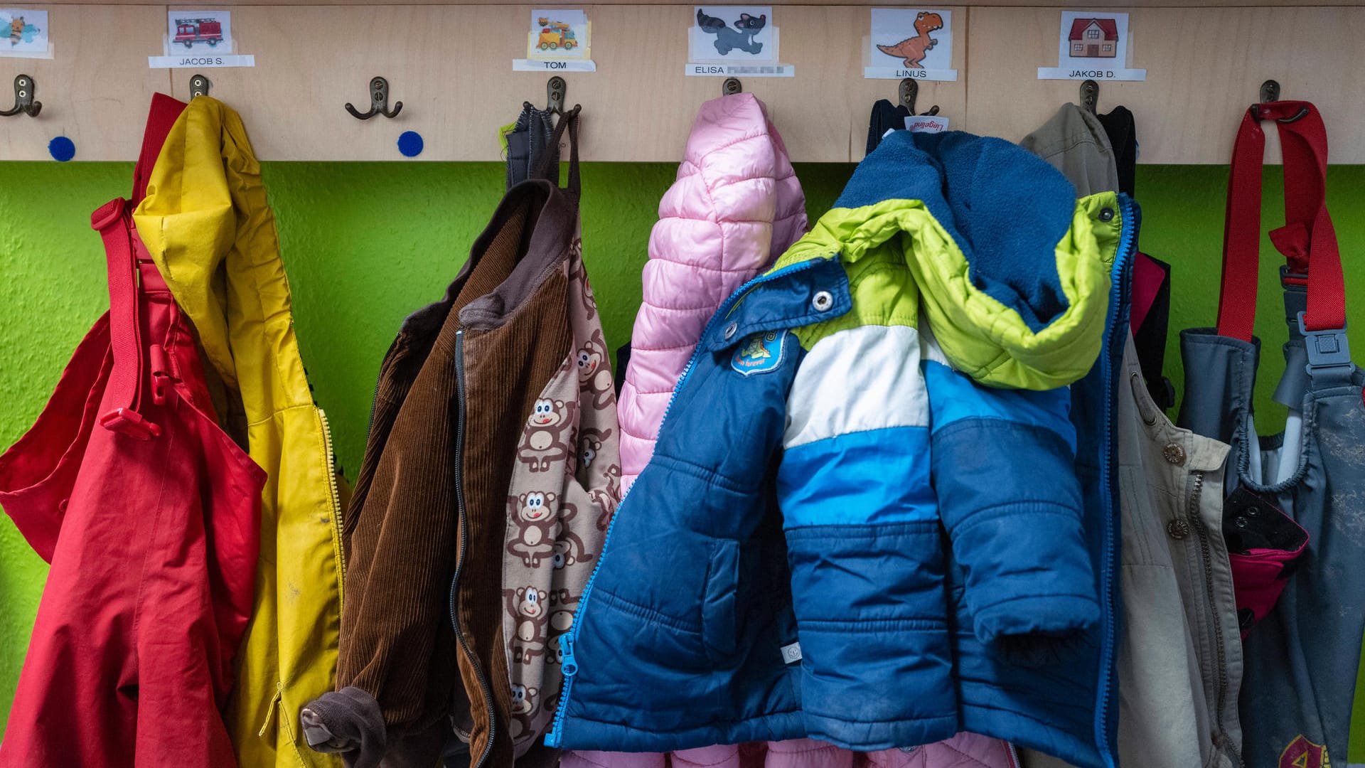 Garderobe in Kindertagesstätte: Eine Mutter hatte die Alkoholfahne der Erzieherinnen gerochen (Symbolbild).