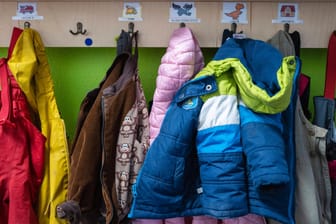 Garderobe in Kindertagesstätte: Eine Mutter hatte die Alkoholfahne der Erzieherinnen gerochen (Symbolbild).