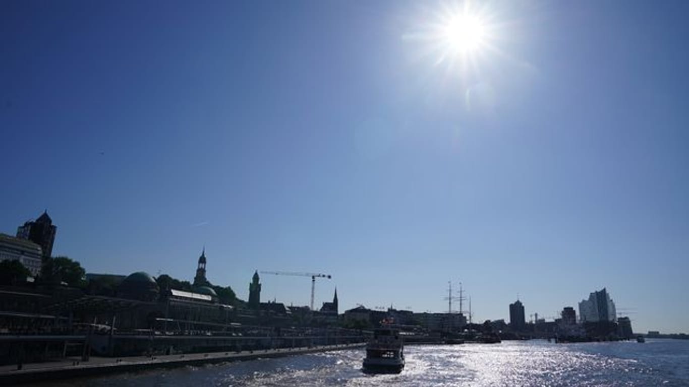Fähren verlassen bei strahlend blauem Himmel die Landungsbrücken Fähren verlassen bei strahlend blauem Himmel die Landungsbrücken