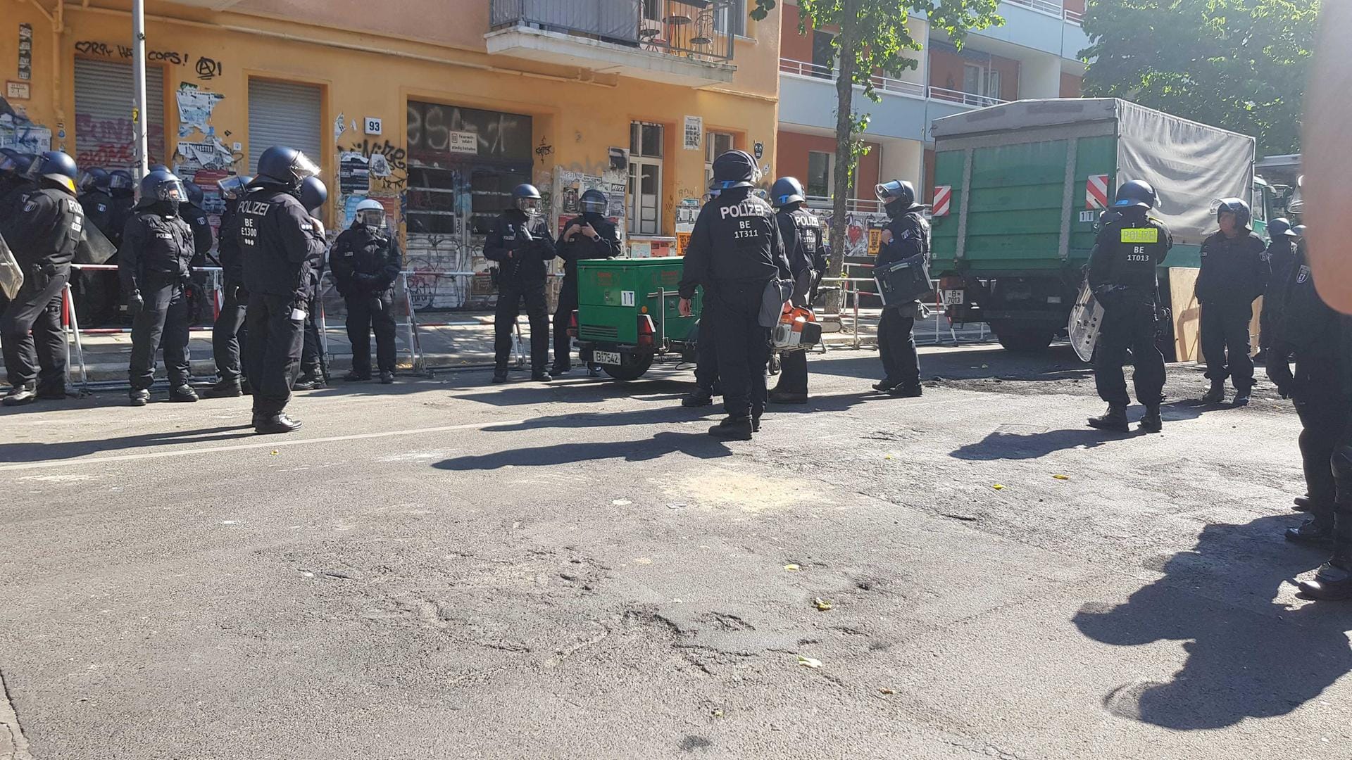 Polizei bringt Werkzeug zum Einsatzort: "Wenn man uns nicht öffnet, können wir auch zwangsweise rein", sagt eine Polizeisprecherin zu t-online.