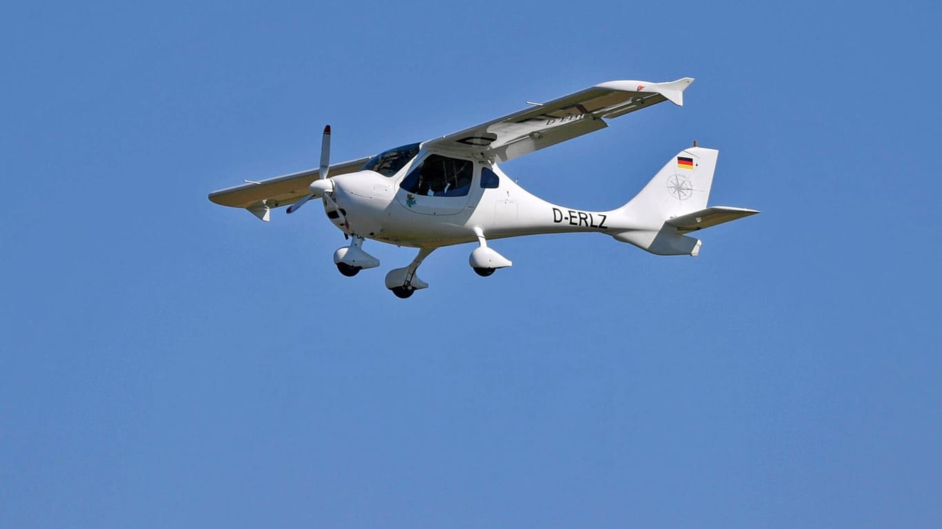 Ultraleichtflugzeug fliegt: Im Landkreis Harz ist am Mittwoch beim Absturz eines Ultraleichtflugzeugs der Pilot ums Leben gekommen.
