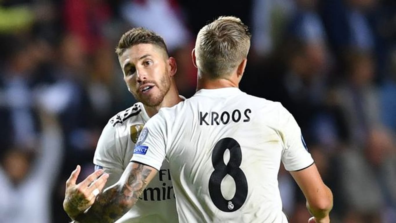 Ihre Wege bei Real Madrid trennen sich: Sergio Ramos (l) und Toni Kroos.