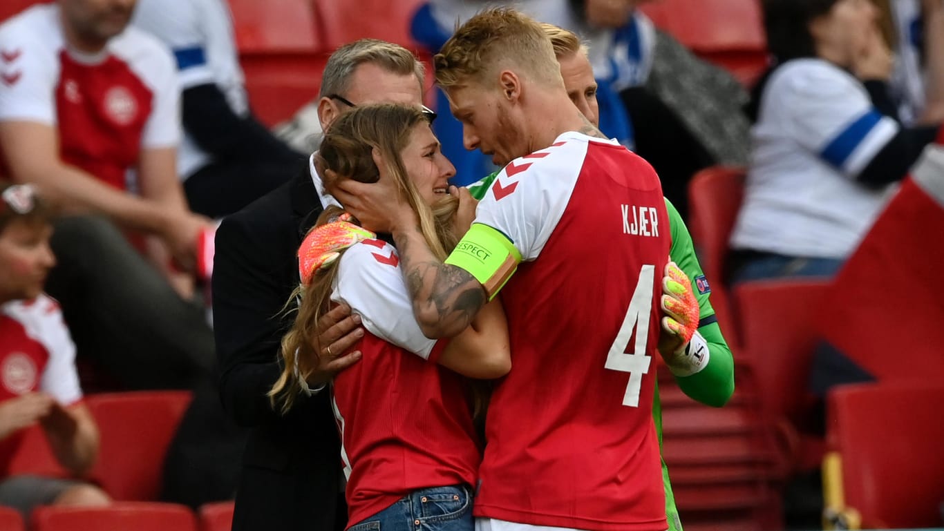 Dänemarks Mannschaftskapitän Simon Kjaer (r.) kümmerte sich auf dem Platz um Christian Eriksens Familie, nachdem er diesem zuvor mit seinem beherzten Eingreifen wohl das Leben rettete.