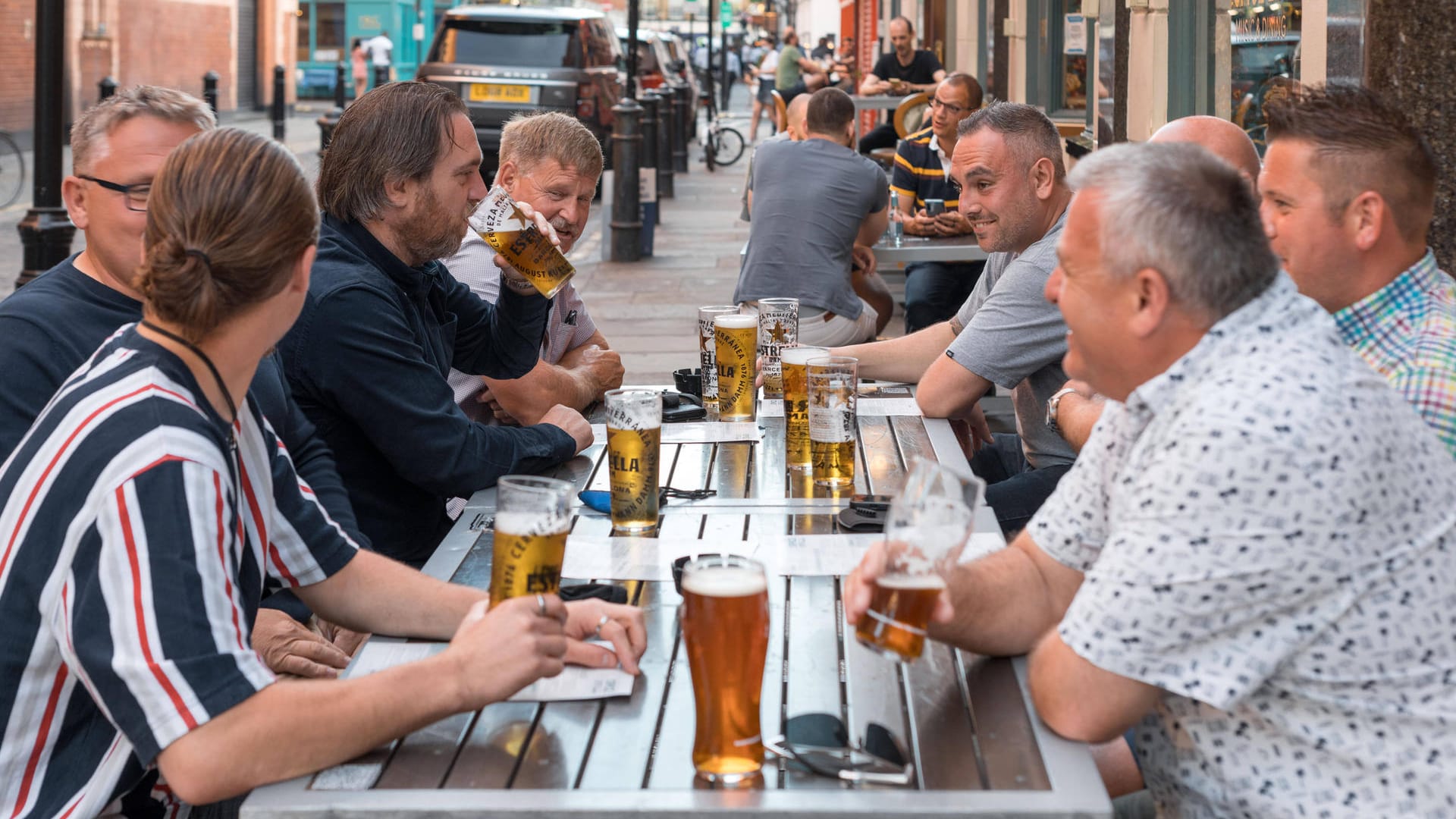 Pubbesuch in London: Die Corona-Maßnahmen wurden gelockert, doch die Delta-Variante breitet sich rasant aus.