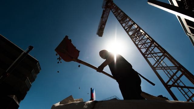 Schaufeln in der Hitze: Wer bei hohen Temperaturen draußen arbeitet, sollte regelmäßig Pausen einlegen.