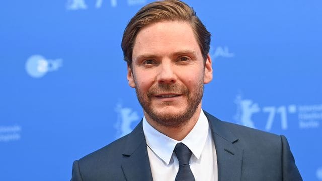 Der Regisseur und Schauspieler Daniel Brühl bei der Premiere des Films "Nebenan".