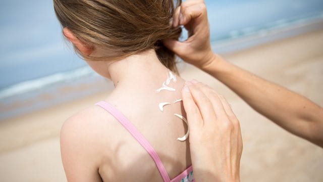 Lieber etwas mehr nehmen: Damit Sonnencreme schützt, muss sie in ausreichender Menge auf die Kinderhaut.