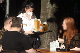 Menschen im Biergarten (Symbolbild): Die deutsche Wirtschaft erholt sich kräftig.