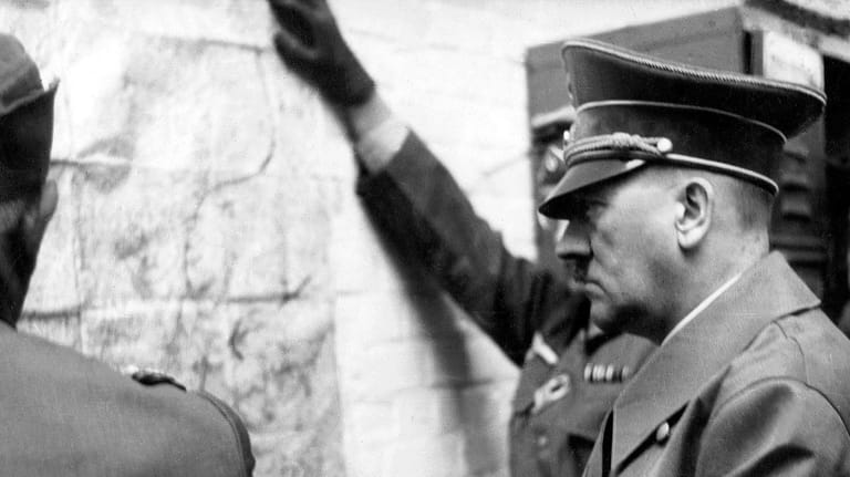 Adolf Hitler: 1943 ließ sich der "Führer" über die Kämpfe vor Ort an der Ostfront informieren.