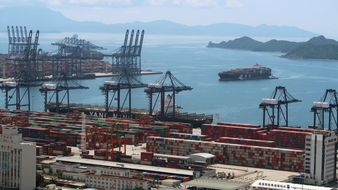 Der Containerhafen von Shenzhen: Hier stauen sich seit einigen Wochen Frachtriesen.