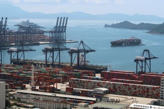 Der Containerhafen von Shenzhen: Hier stauen sich seit einigen Wochen Frachtriesen.