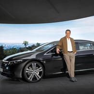 Daimlers Design-Chef Gorden Wagener mit dem Mercedes EQS: Neue Technik gibt auch neue Design-Möglichkeiten.