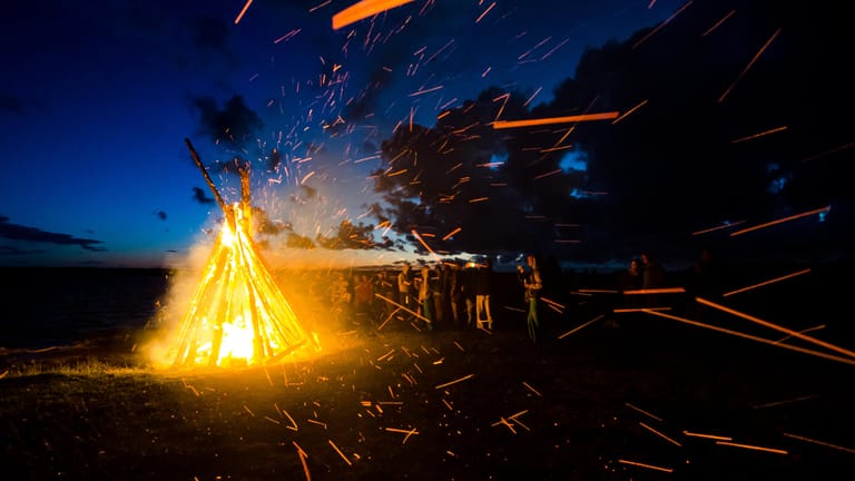 Lagerfeuer: Eine Tradition der Juni-Sonnenwende ist das Lagerfeuer.