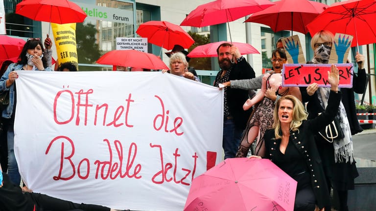 Sexarbeiterinnen demonstrieren gegen das Berufsverbot (Symbolbild): In Baden-Württemberg dürfen die Bordelle am Montag wieder Gäste empfangen.
