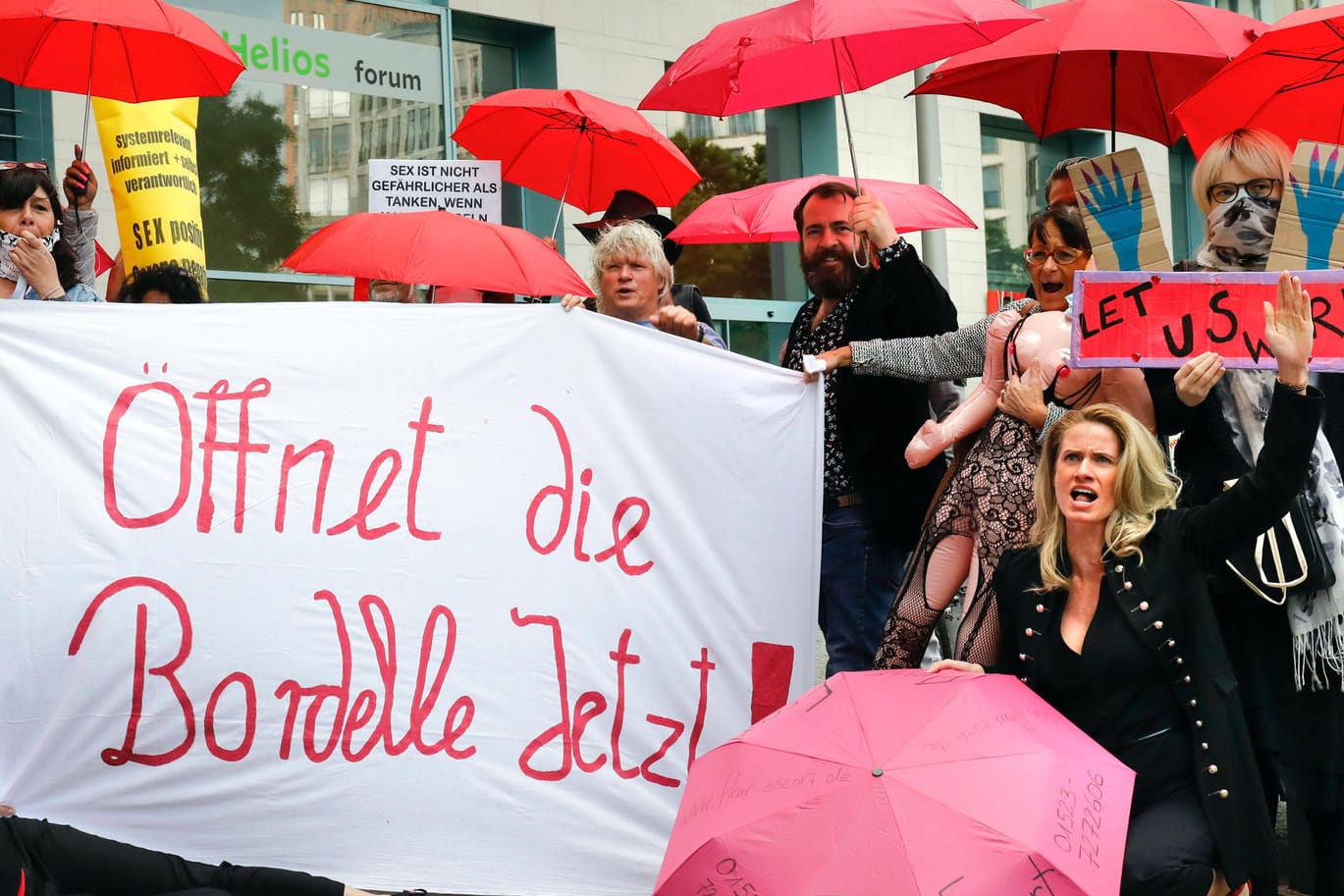 Sexarbeiterinnen demonstrieren gegen das Berufsverbot (Symbolbild): In Baden-Württemberg dürfen die Bordelle am Montag wieder Gäste empfangen.