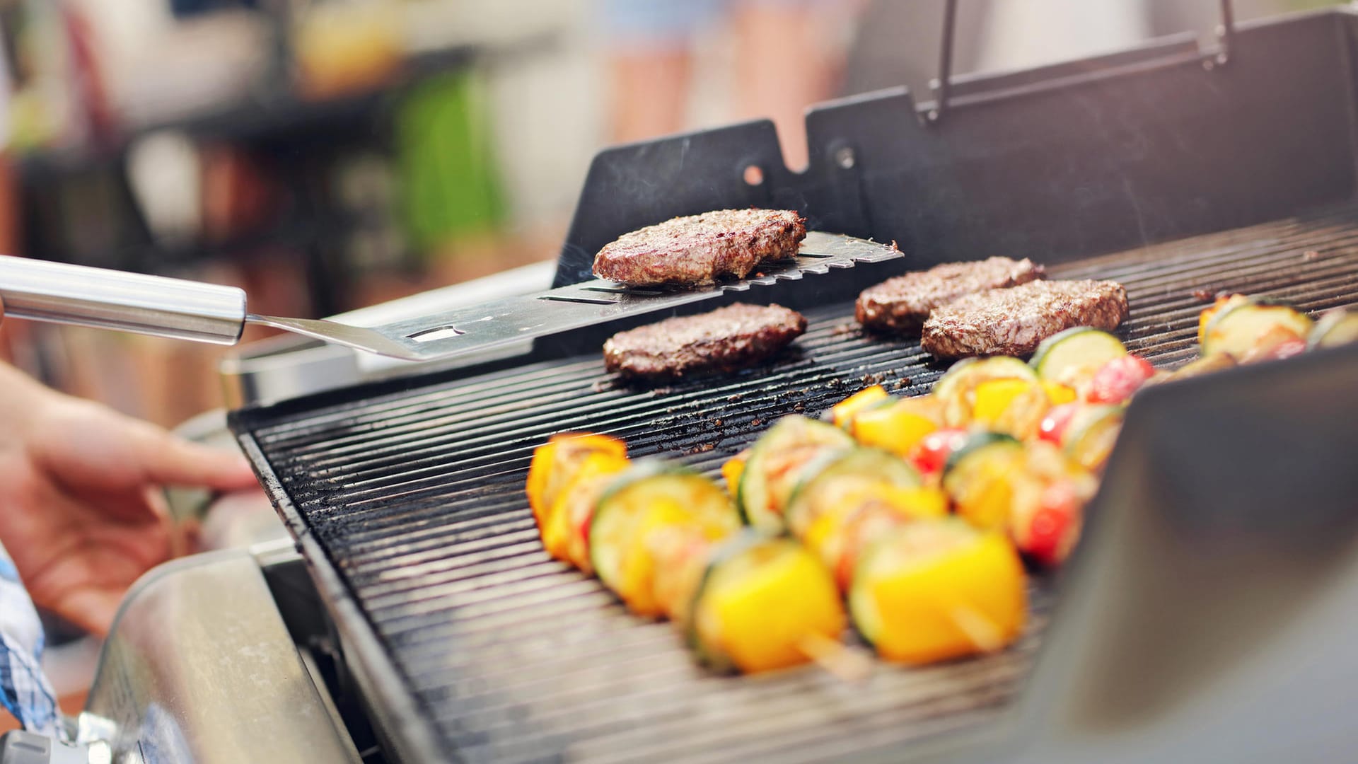 Bereit für die Grillsaison? Heute sind ein Gasgrill von Weber und ein günstiger Holzkohlegrill im Angebot.