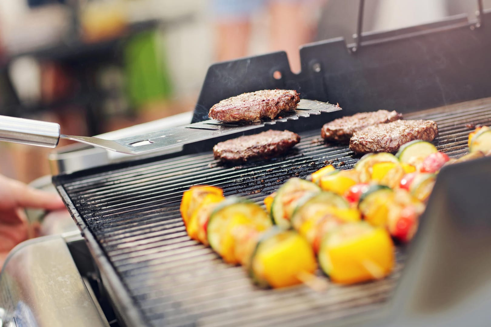 Bereit für die Grillsaison? Heute sind ein Gasgrill von Weber und ein günstiger Holzkohlegrill im Angebot.