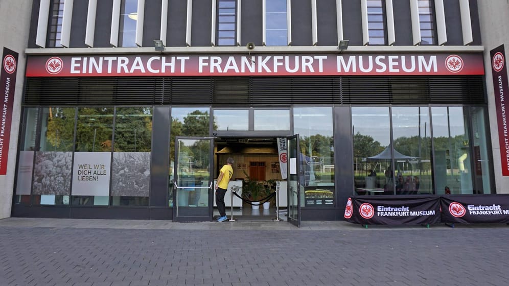 Der Eingang des Eintracht Frankfurt Museums (Archivbild): An den Führungen können bis zu 15 Personen teilnehmen.