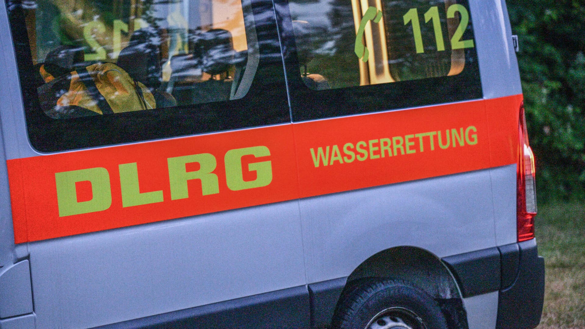 Ein Fahrzeug der Wasserrettung (Symbolbild): Bei einem Badeunfall im Kreis Karlsruhe ist ein 22-Jähriger ums Leben gekommen.