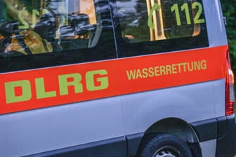 Ein Fahrzeug der Wasserrettung (Symbolbild): Bei einem Badeunfall im Kreis Karlsruhe ist ein 22-Jähriger ums Leben gekommen.