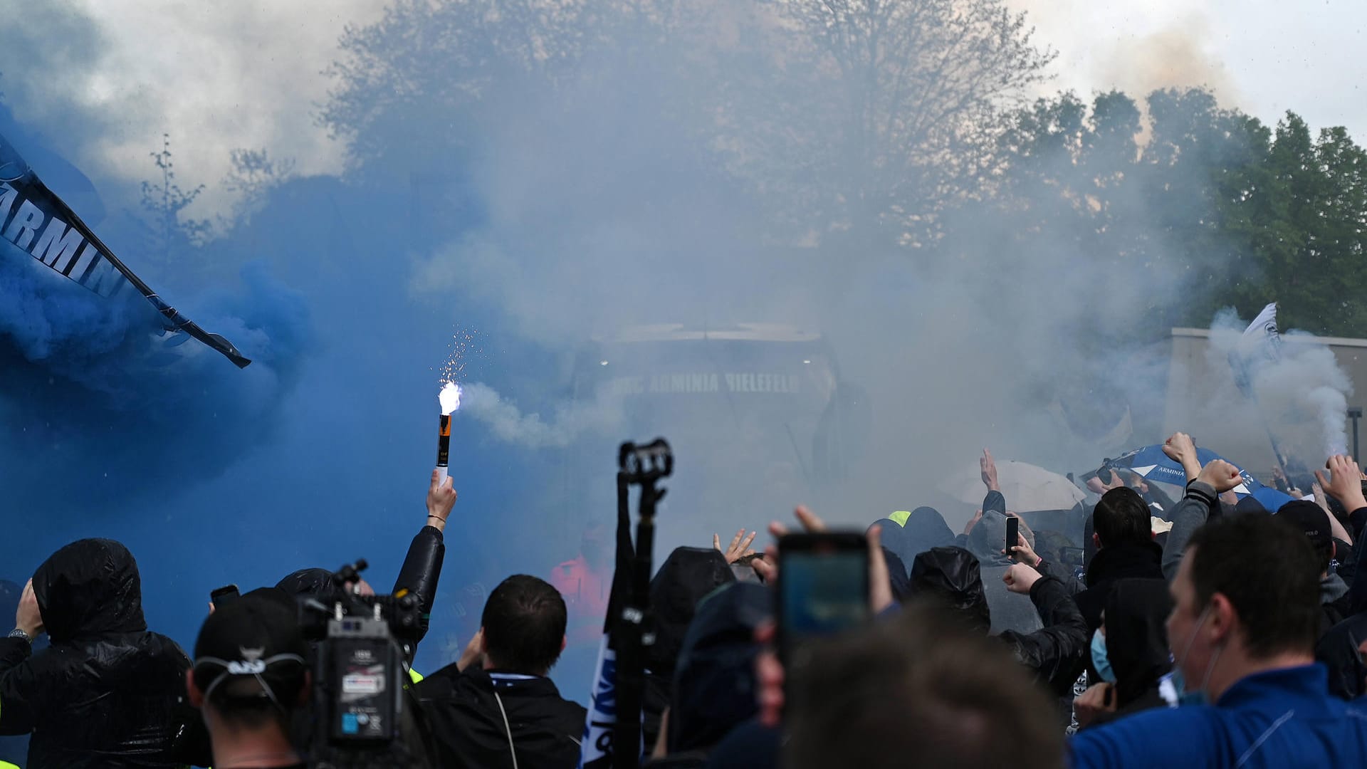 Fans der Arminia Bielefeld (Symbolbild): Nach Ausschreitungen in Groningen aus dem September 2020 hat die Staatsanwaltschaft Anklage gegen Anhänger des Vereins erhoben. Fans der Arminia Bielefeld (Symbolbild): Nach Ausschreitungen in Groningen aus dem September 2020 hat die Staatsanwaltschaft Anklage gegen Anhänger des Vereins erhoben.