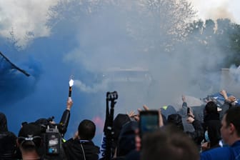 Fans der Arminia Bielefeld (Symbolbild): Nach Ausschreitungen in Groningen aus dem September 2020 hat die Staatsanwaltschaft Anklage gegen Anhänger des Vereins erhoben.