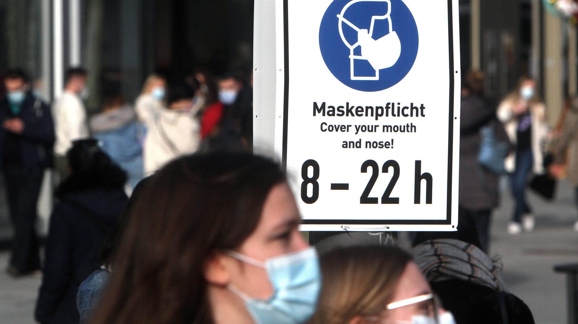 Ein Schild mit Piktogramm und Aufschrift Maskenpflich: Leserinnen und Leser von t-online haben verraten, was sie in Punkto Maskenpflicht jetzt für richtig halten.