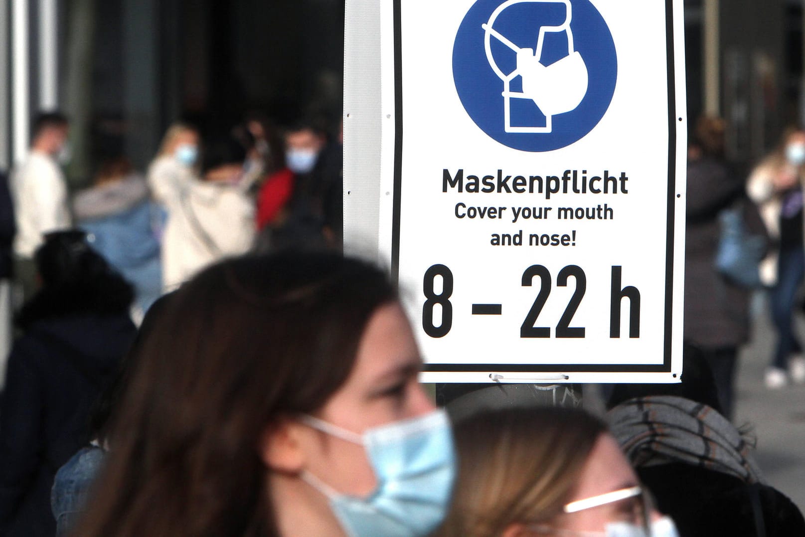 Ein Schild mit Piktogramm und Aufschrift Maskenpflich: Leserinnen und Leser von t-online haben verraten, was sie in Punkto Maskenpflicht jetzt für richtig halten.